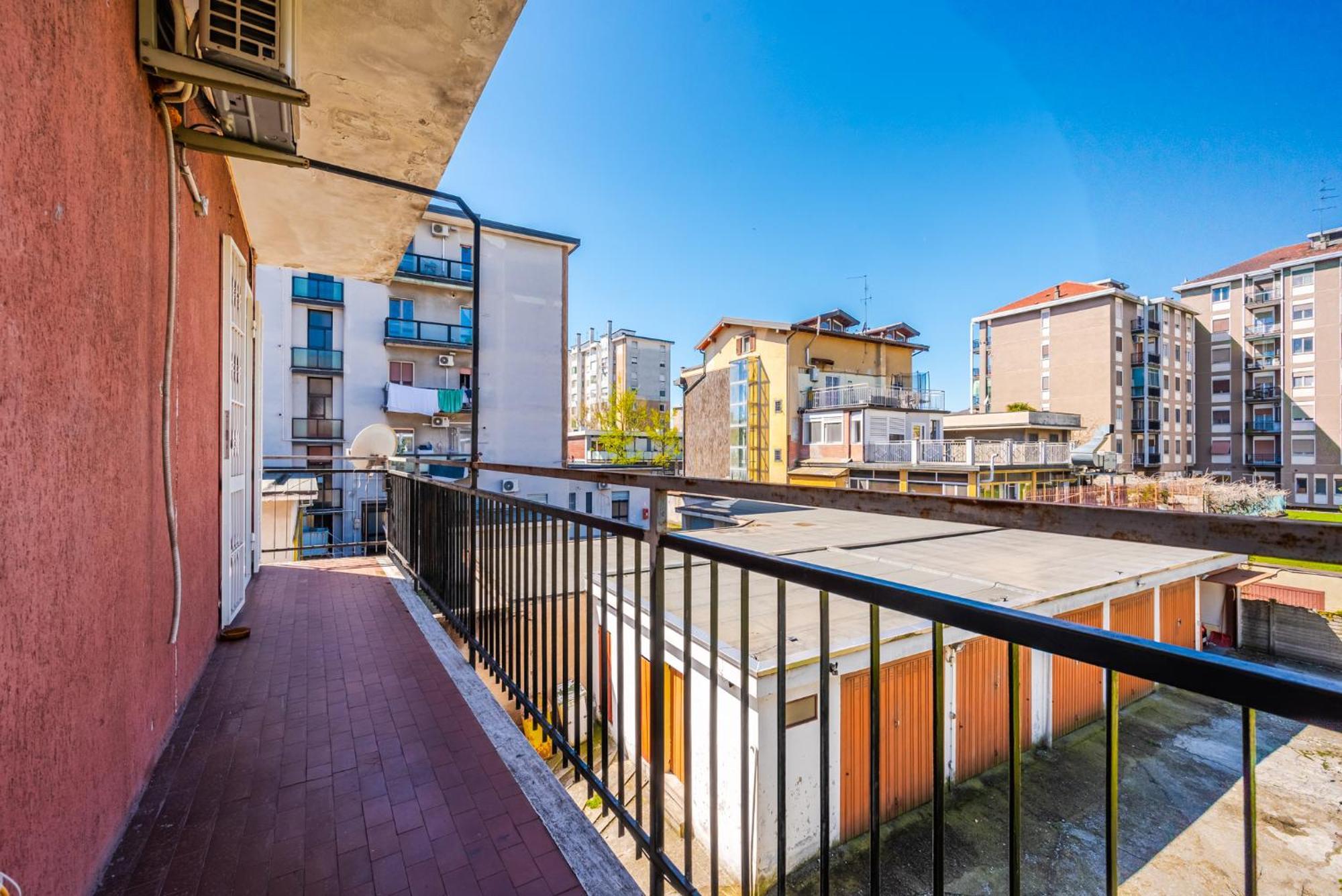 Roma 23, Smartstay Роцано Екстериор снимка
